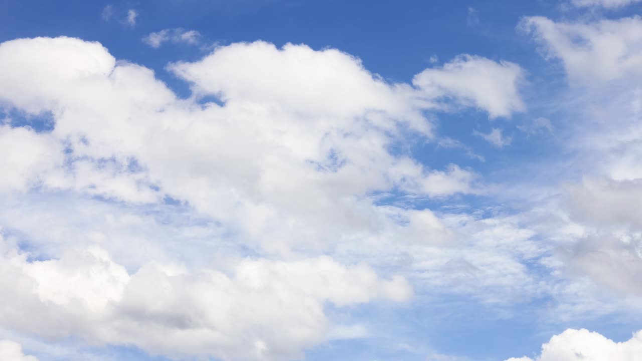 하늘을 지나가는 어리 구름