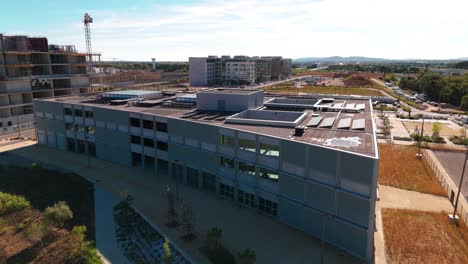 Toma-Aérea-En-órbita-De-Oficinas-En-Construcción-En-El-Distrito-De-La-Estación-Sur