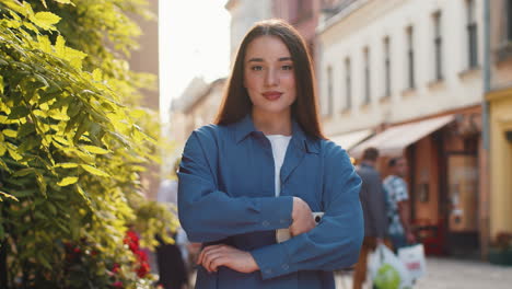 mujer joven usa teléfono inteligente escribiendo mensajes de texto navegando por internet terminando el trabajo mirando a la cámara