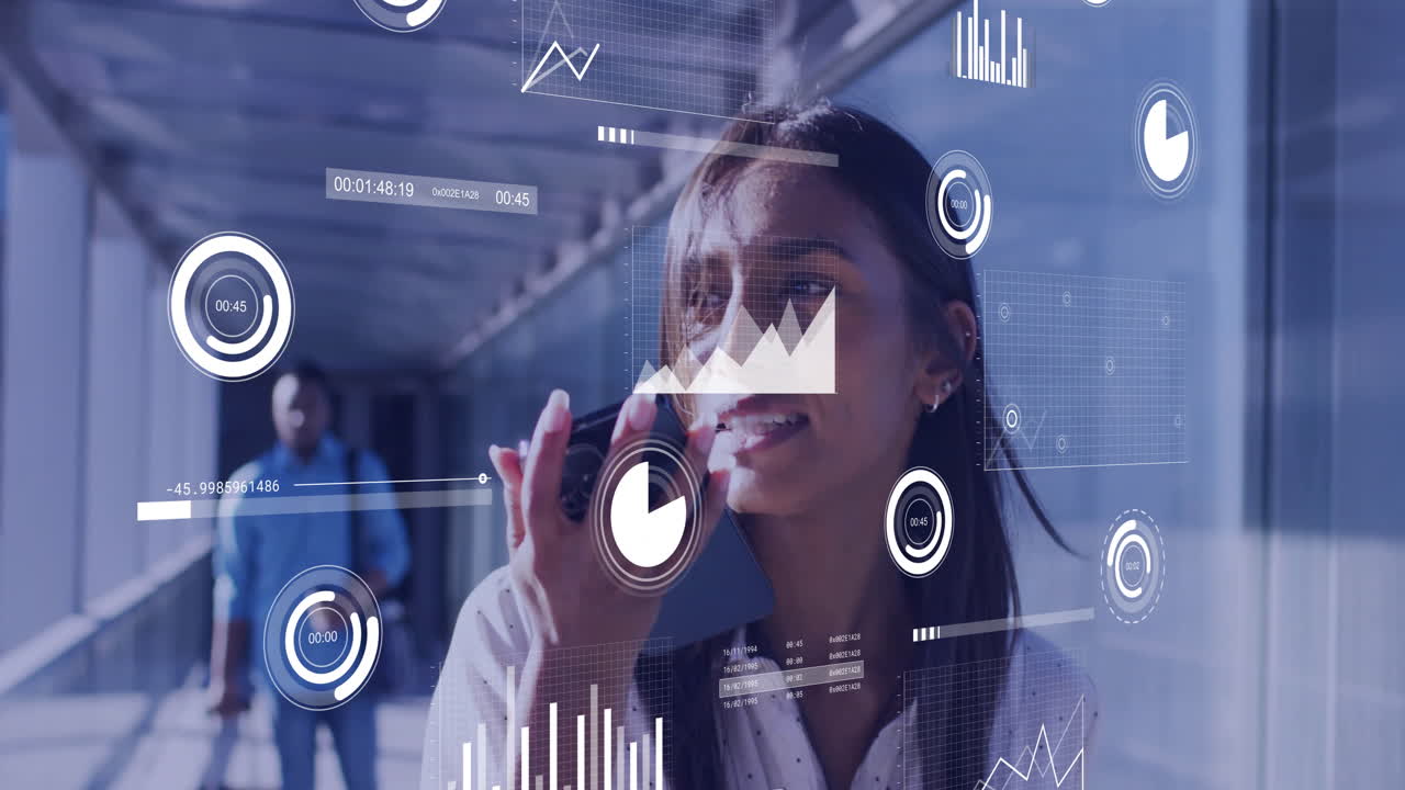 animación del procesamiento de datos sobre una mujer de negocios biracial usando un teléfono inteligente en el aeropuerto.