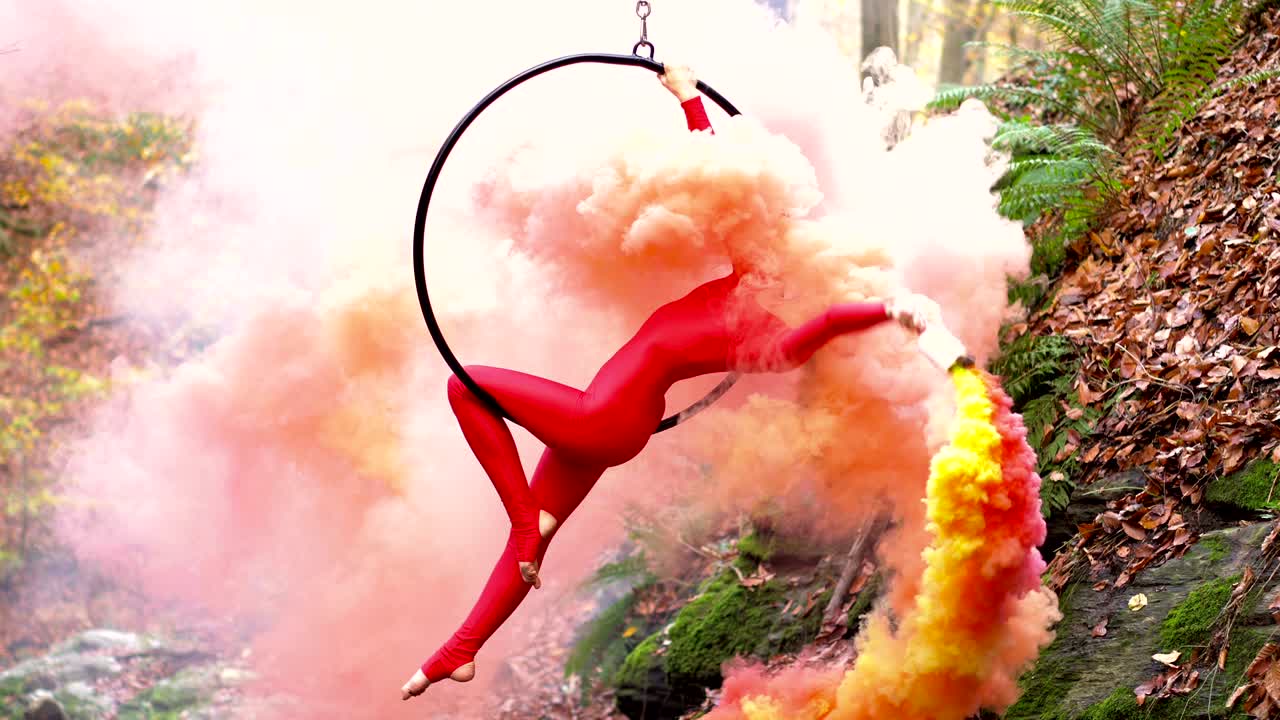 젊은 여성이 야외에서 공중 허프 댄스를 하고 있다