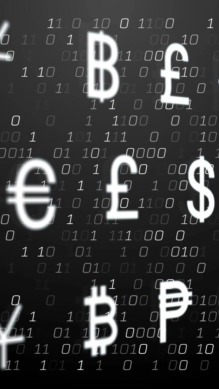 Animazione di codice binario e simboli di valuta su sfondo scuro