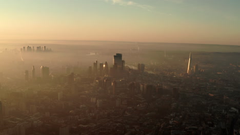 estableciendo una toma aérea sobre el centro de londres en una mañana brumosa