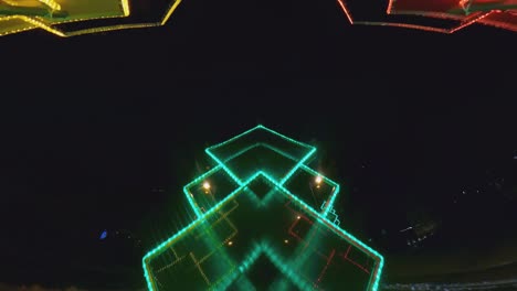 amarillo, verde, rojo - decoraciones del espacio de la ciudad en la noche de invierno