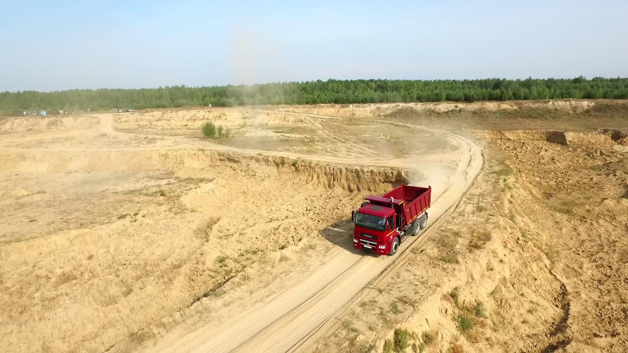 모래 광산 에 있는 빨간 덤프 트럭