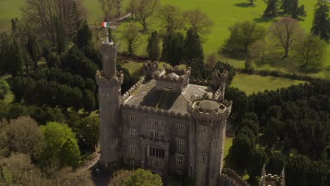 Langsame-Umlaufbahnaufnahme-Von-Charleville-Castle-An-Einem-Sonnigen-Tag