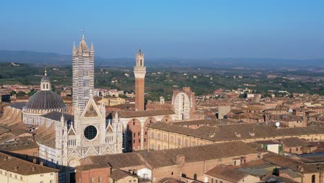 maravillosa vista aérea desde arriba vuelo ciudad medieval de siena toscana italia