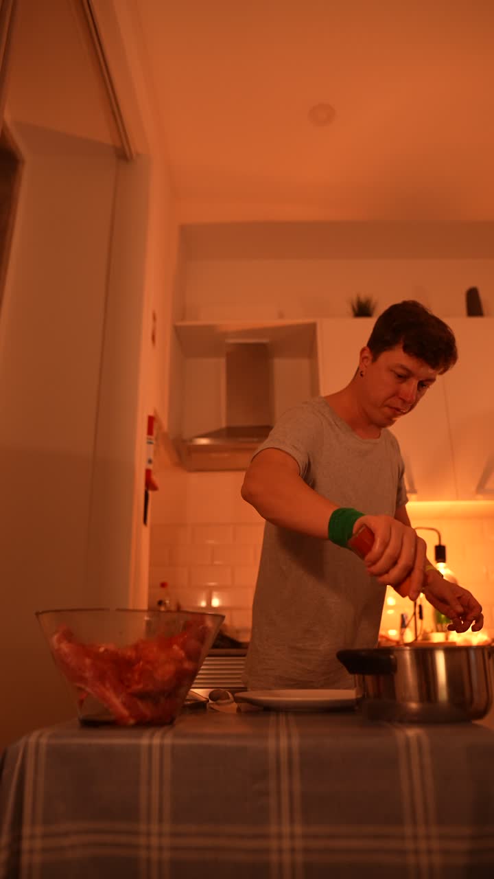hombre cocinando carne de cerdo en una cocina casera