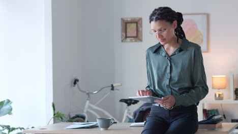 Portrait-of-a-trendy-marketing-intern-working