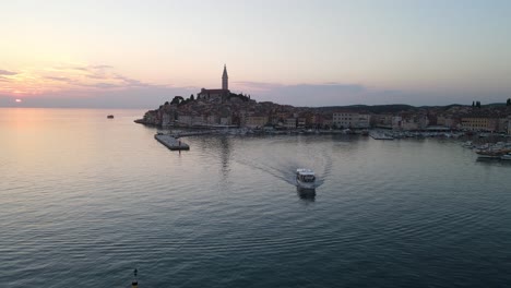 una toma de avión no tripulado del pequeño puerto de rovinj, croacia durante la puesta de sol