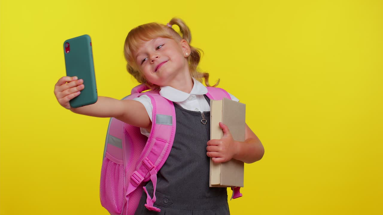 Teenager-Schülerin und Bloggerin in Schuluniform macht Selfie mit Handy für soziale Medien