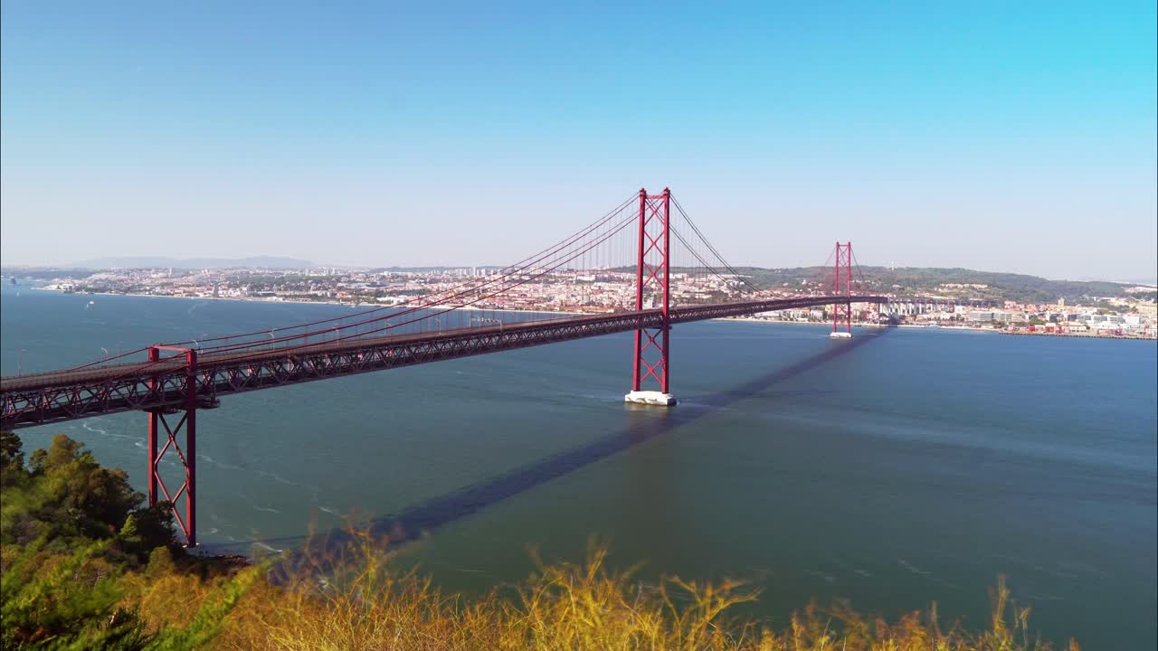 포르투갈 리스본의 25 de abril 다리와 트래픽에 대한 긴 노출 타임 라프스