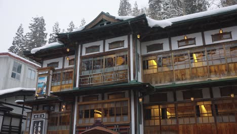 Escena-Cubierta-De-Nieve-En-Tohoku,-Japón,-Vista-Invernal-De-Ginzan-Onsen