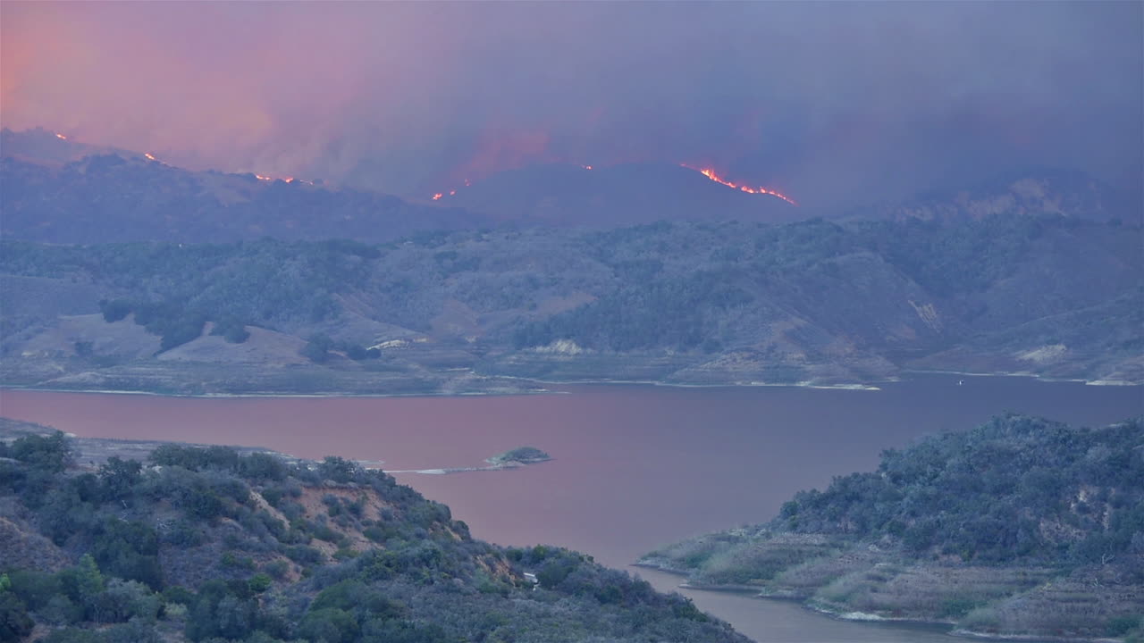 벤추라 카운티 남부 캘리포니아의 레이크 카시타스 근처에서 토마스 산불이 타오릅니다.