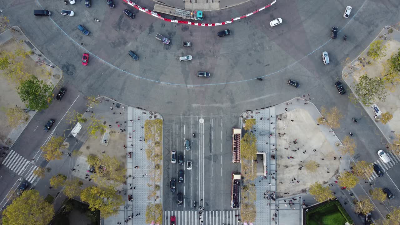 찰스 드 골의 장소에서 자동차 교통의 드론 영상.