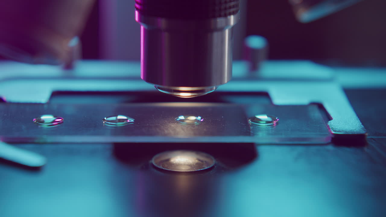 Microscopic Observation of Droplets on Glass Slide under Colorful Light