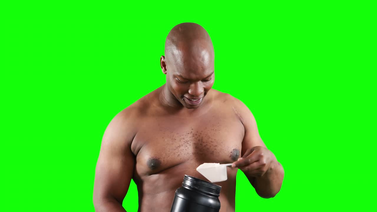 hombre musculoso sonriente con proteínas