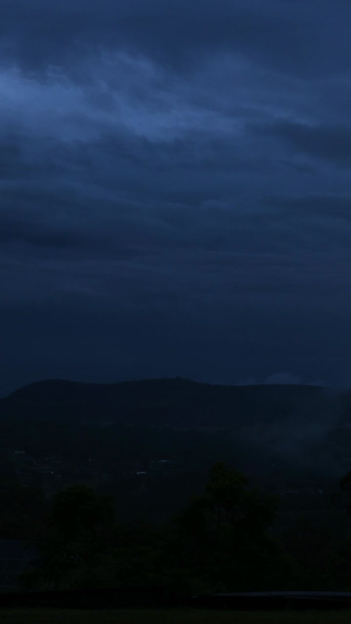 las nubes oscuras se reúnen sobre un paisaje montañoso