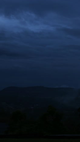 las nubes oscuras se reúnen sobre un paisaje montañoso