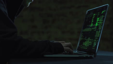 Hacker usando el portátil