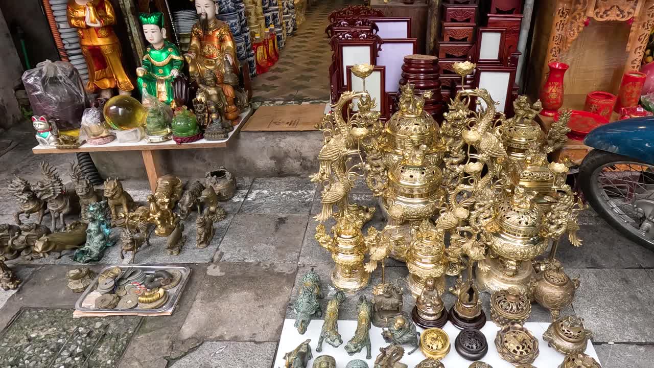 un paseo por una tienda con artefactos culturales