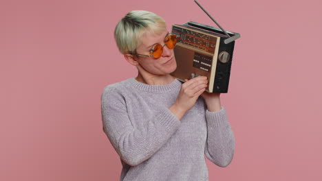 millennial-frauen benutzen retro-vintage-tape-record-player, hören musik, disco-tanz der lieblingssong