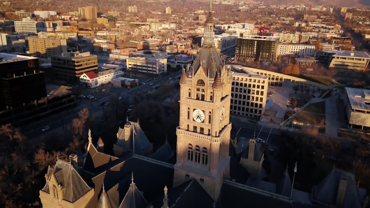 在盐湖县大楼上空拍摄无人机片段