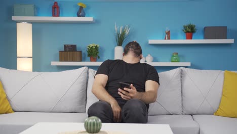 el hombre fracasado está frustrado.
