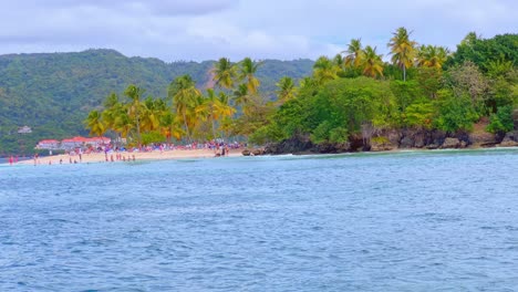 les gens sur la plage de cayo levantado ou l'île de bacardi vus du bateau pendant la navigation, samana en république dominicaine