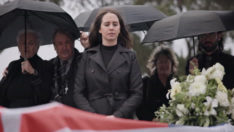 Beerdigung-Eines-US-Veteranen,-Frau