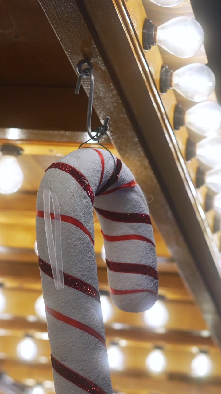Bastoncino di zucchero decorativo appeso a un mercatino di Natale