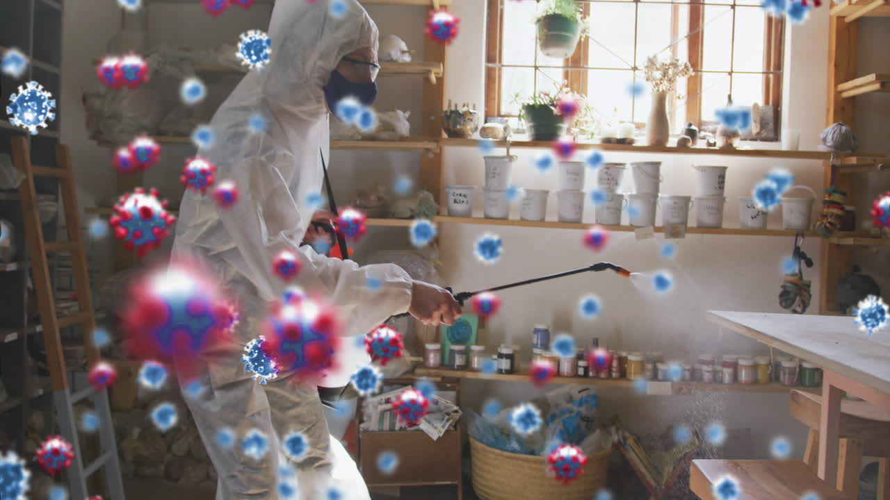 ppe 복장과 얼굴 마스크를 입은 사람에게 코로나 19 세포의 애니메이션 소독 워크 ⁇