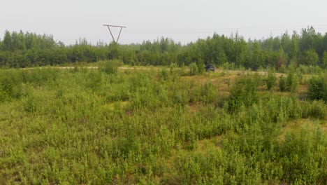 video de dron de 4k del atv conduciendo por el área recreativa del lago tanana en fairbanks, ak durante el día de verano