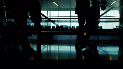 escaleras mecánicas en la terminal del aeropuerto los pasajeros se apresuran a sus vuelos 04