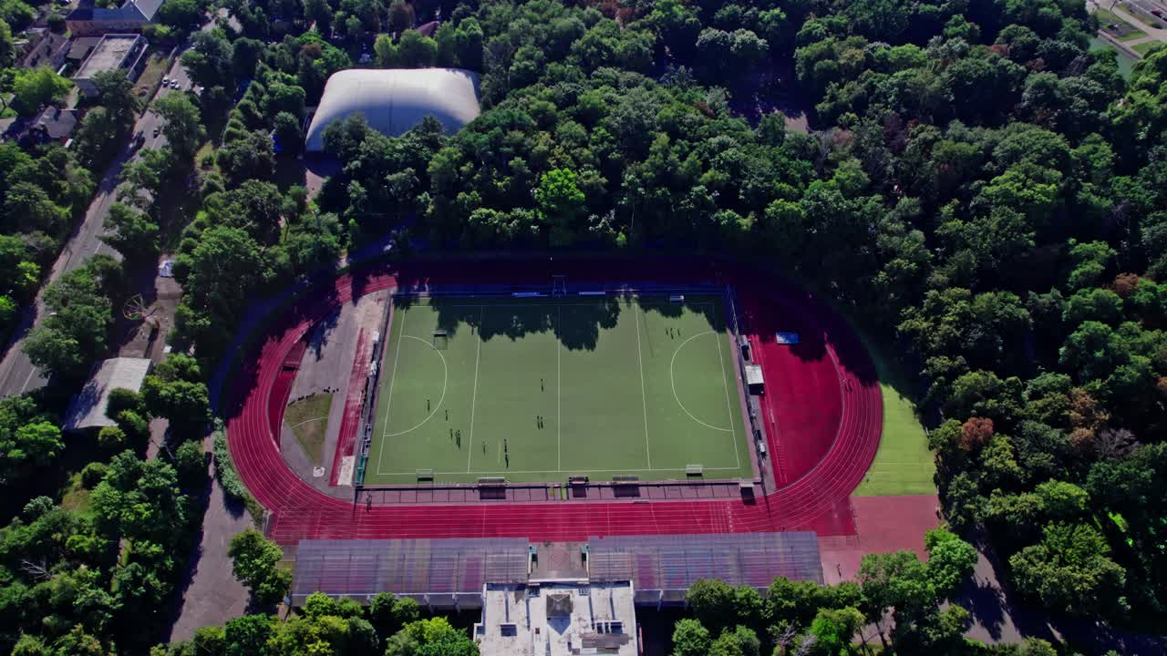 vista aérea de un pequeño estadio de fútbol