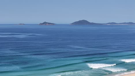 Prístina-Playa-Costera-Con-Aguas-Azules