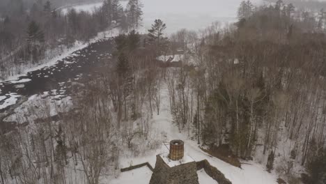 Herrería-Katahdin-Junto-Al-Río-Agradable-En-Maine-Invierno-Nevada-Inclinación-Aérea-Revelar