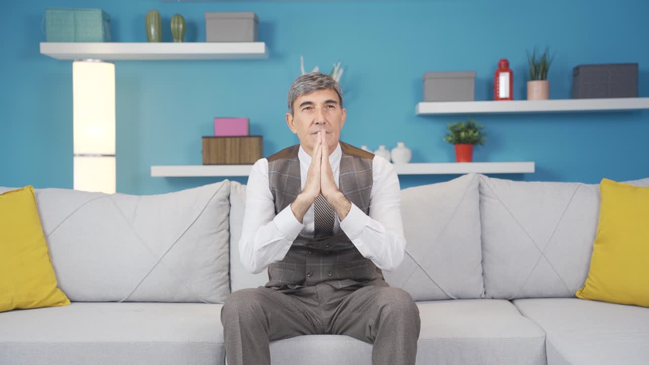 기도하는 기독교인 노인.