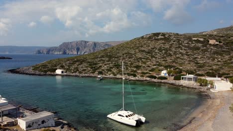 La-Playa-De-La-Isla-Griega-De-Kythira-Y-La-Fortaleza-Blanca-De-Kythira-Con-Casas-De-Pueblo-Blancas-Al-Fondo