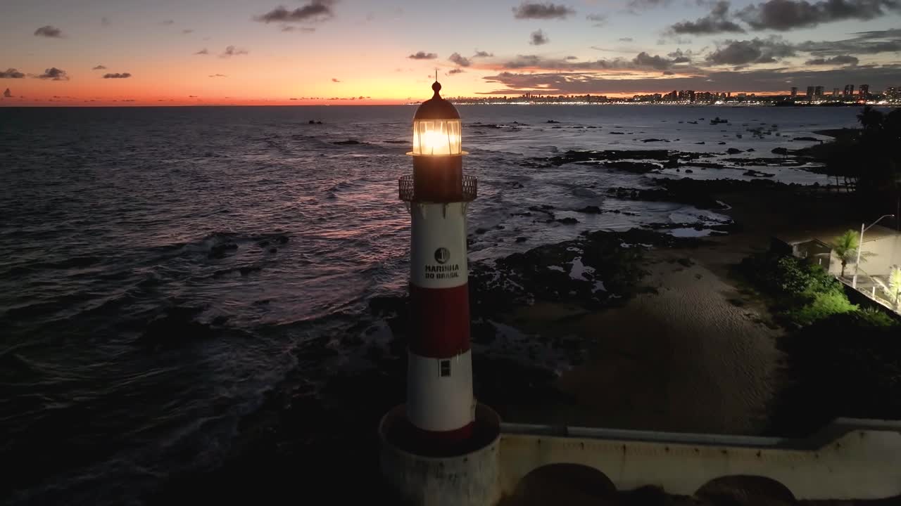 Spiaggia al tramonto a Salvador, Bahia, Brasile. Paesaggio al tramonto. Faro di Itapuã. Destinazioni di viaggio. Spiaggia al tramonto a Salvador, Bahia, Brasile. Paesaggio marino naturale.