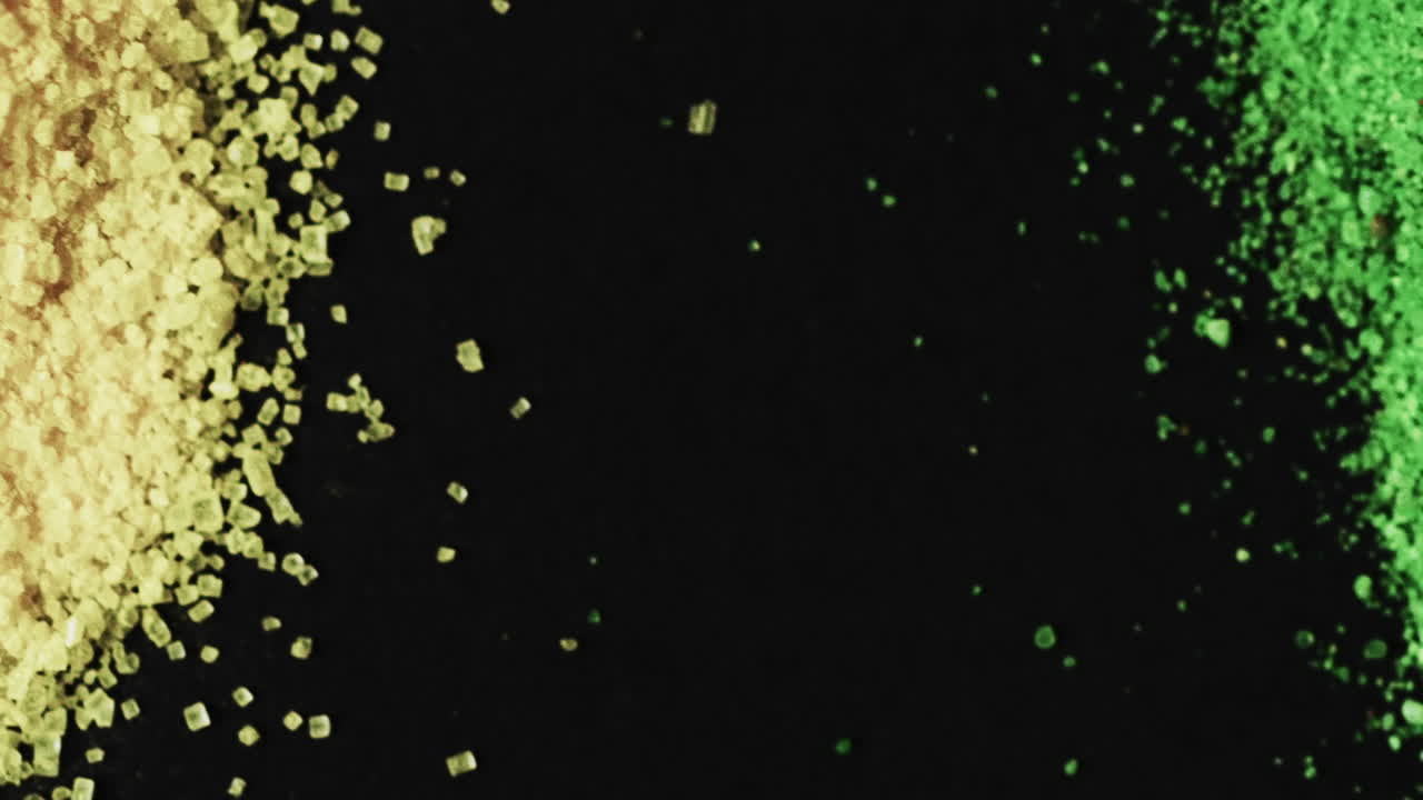 검은색 배경에 복사 공간과 함께 노란색 파우더의 클로즈업 비디오