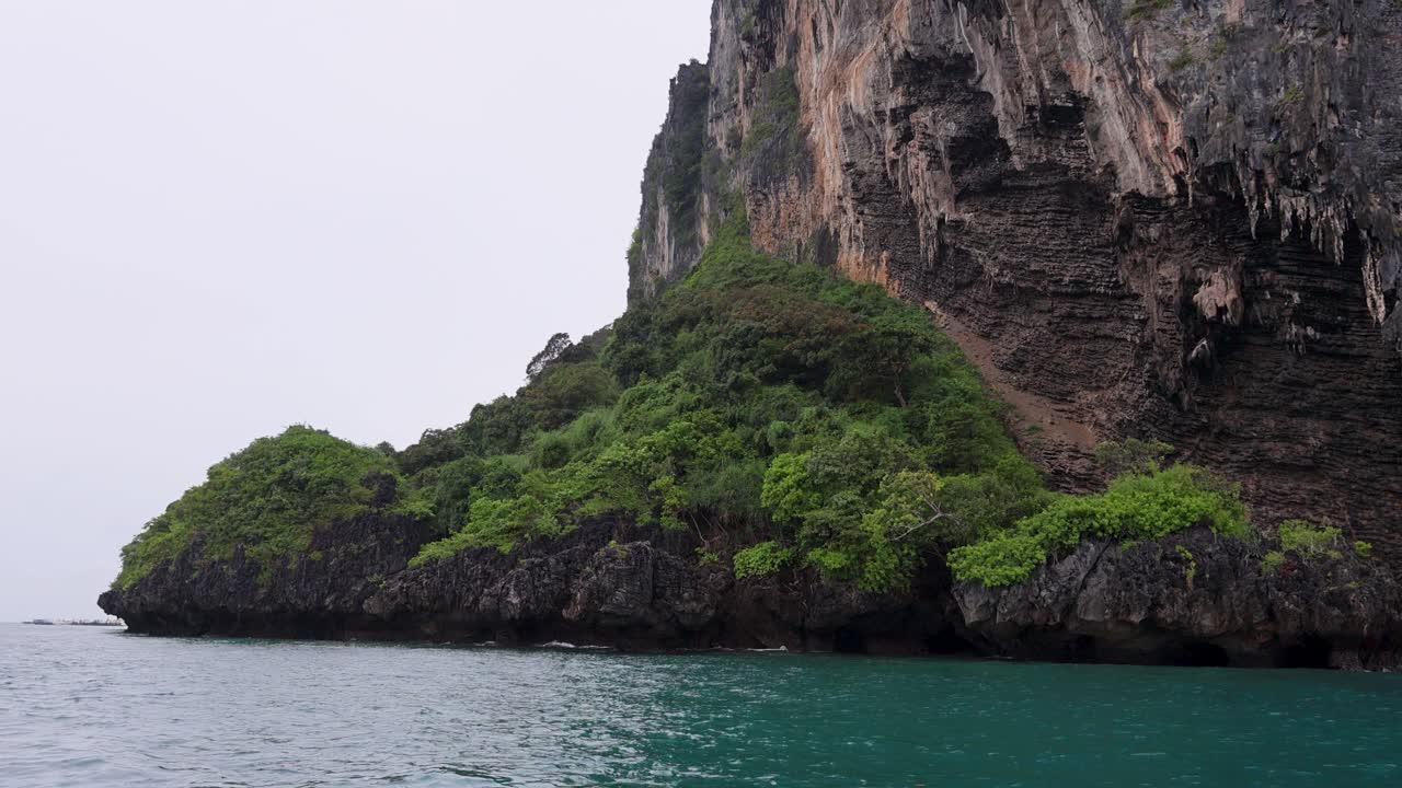 열대 섬 절벽과 동굴 풍경