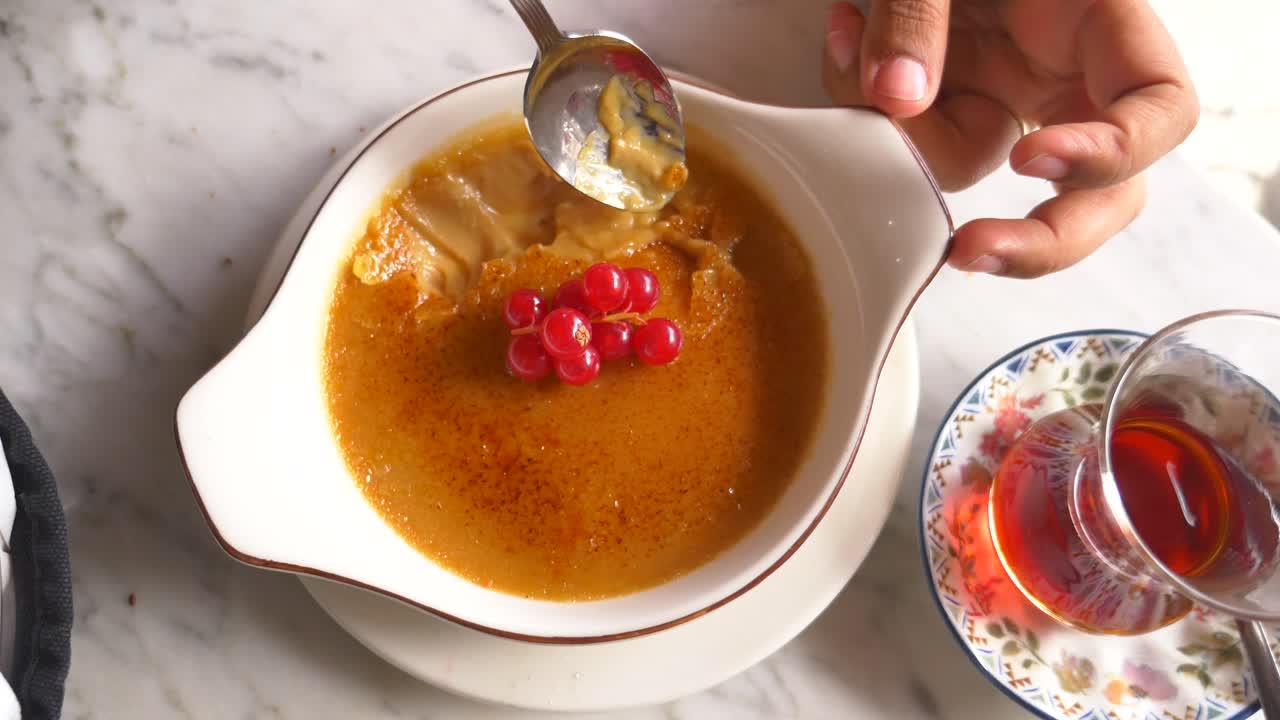 creme brulee con pasas rojas