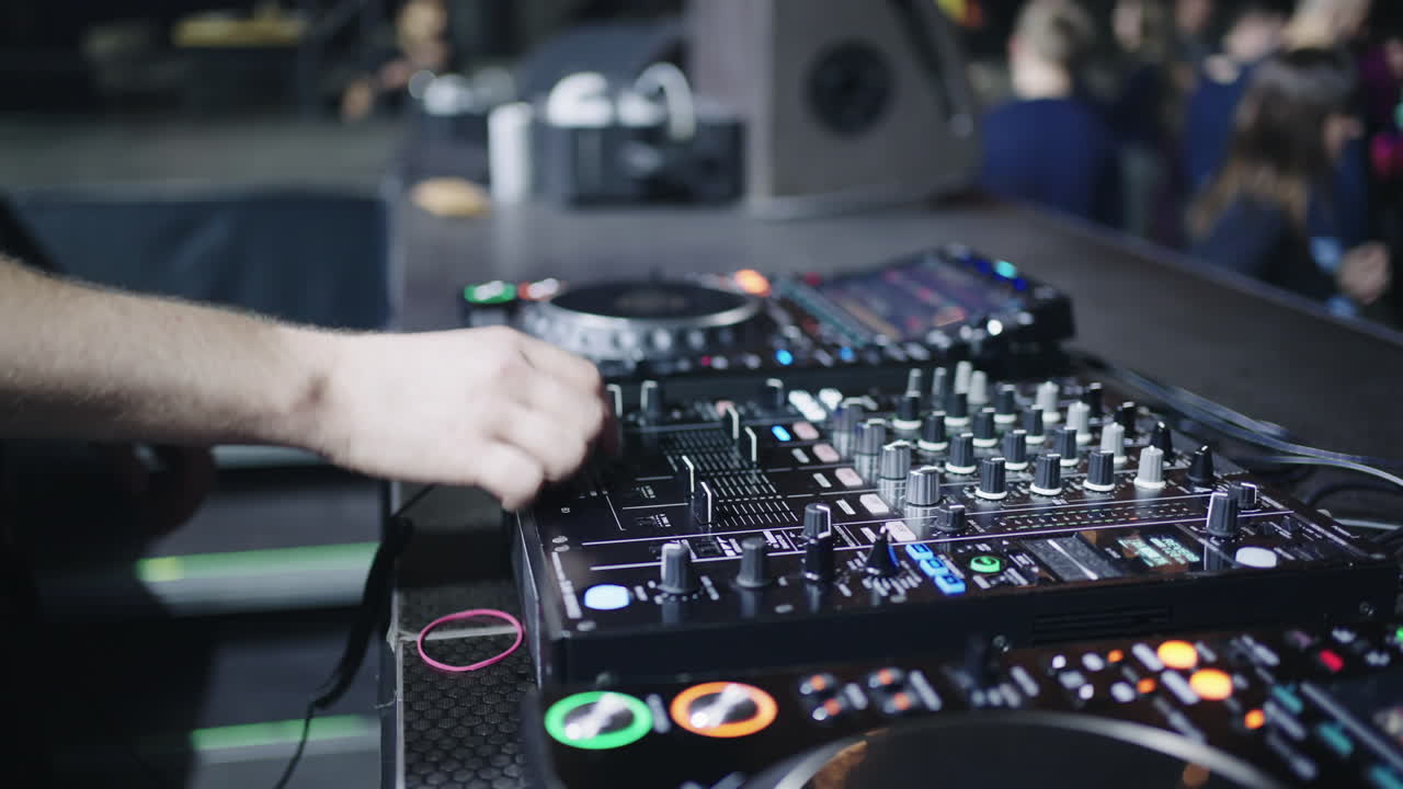 dj mezclando música en un club nocturno