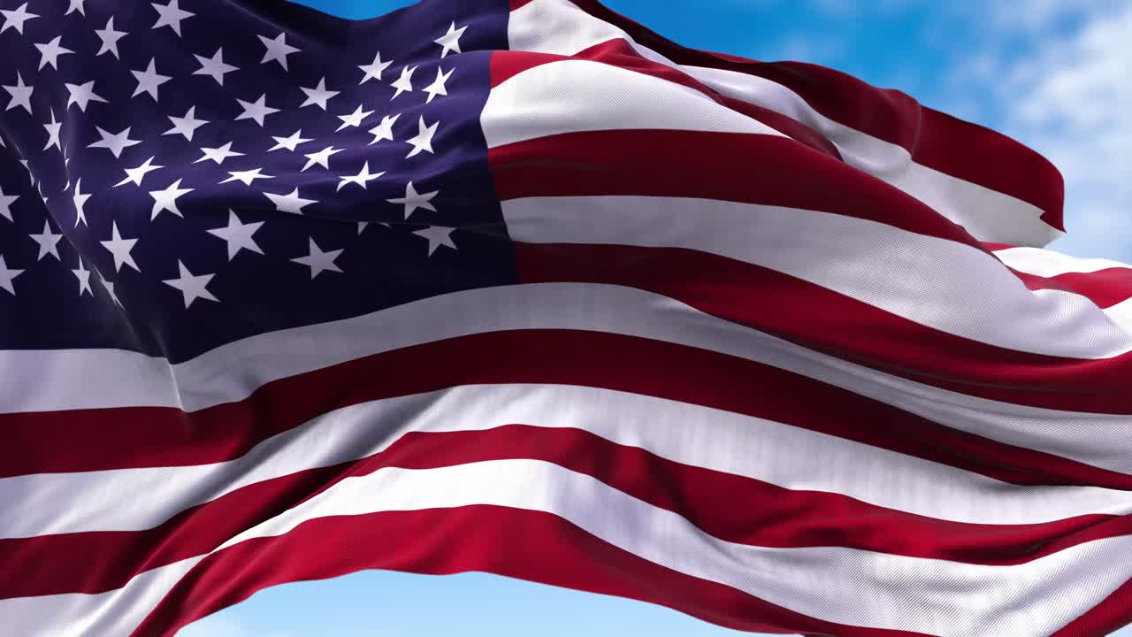 una vista de cerca de la bandera estadounidense ondeando en el viento.