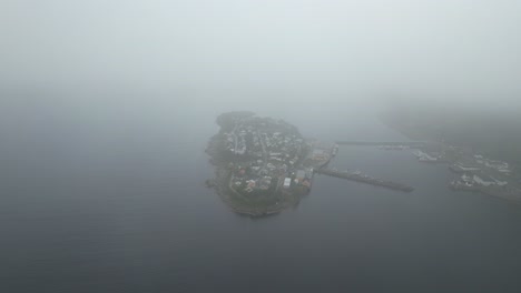 Aerlia-Schuss-Von-Husøy-Auf-Senja-In-Norwegen-Aus-Den-Wolken-Heraus-|-Dji-Air2s