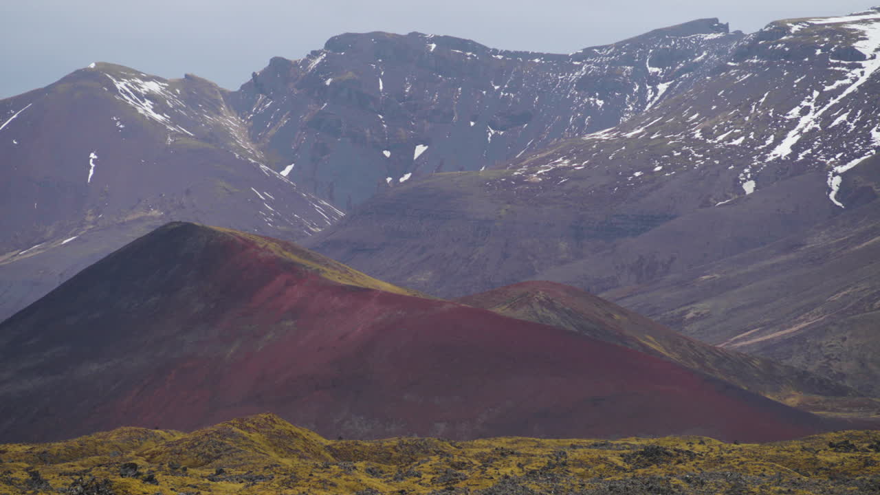 paisaje de montaña de islandia con montaña roja en 4k