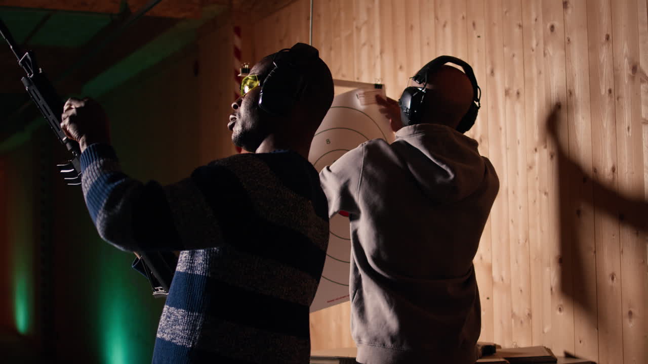 люди тренируются с оружием в безопасной среде на стрельбище компании