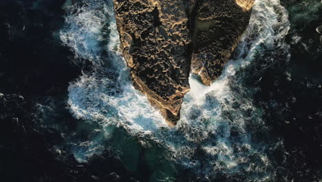 Hermosas-Olas-Del-Océano-Chocando-Contra-La-Roca,-La-Belleza-De-Gozo-Y-La-Naturaleza-De-Europa