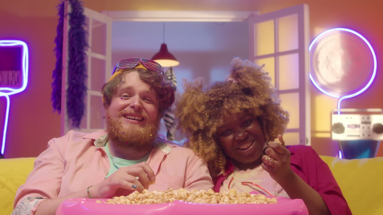 una pareja viendo una película.